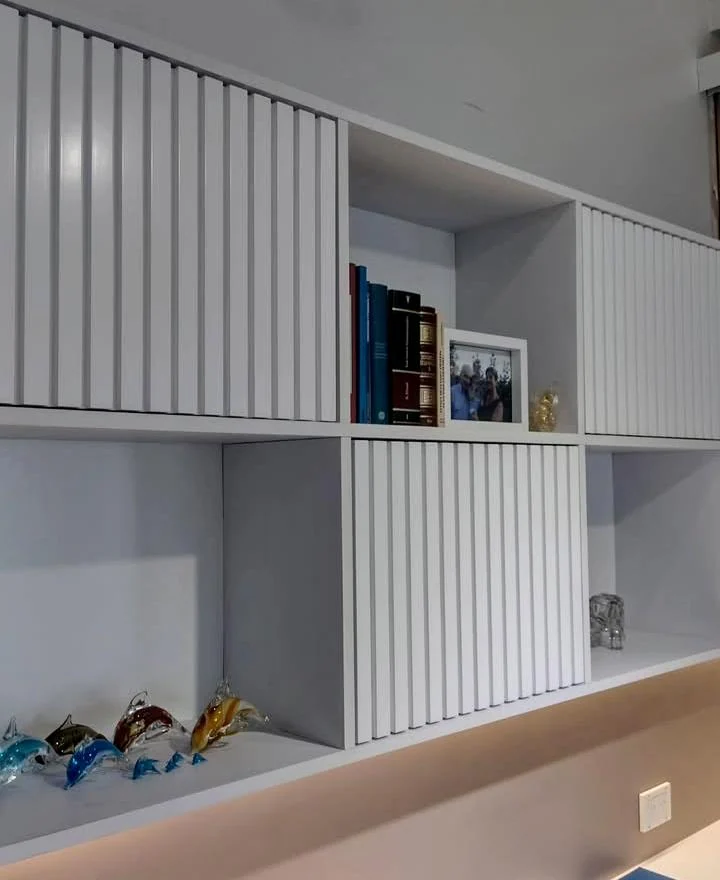 Detalle de puertas ranuradas y estantes del mobiliario diseñado por Wood’s