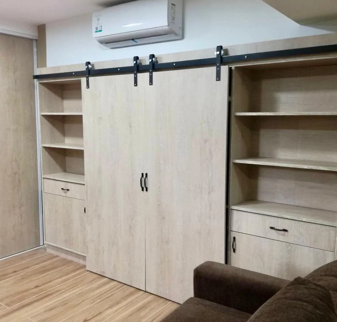 Mueble con puertas corredizas centrales, estantes laterales y cajones de acabado madera