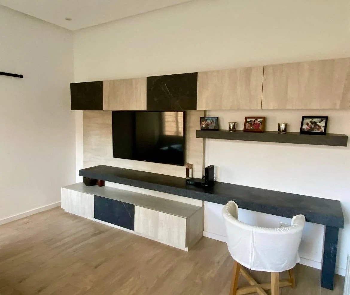Mueble de living con televisión, módulos de guardado y escritorio integrado