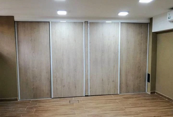 Placard de pared completa con puertas corredizas de acabado madera
